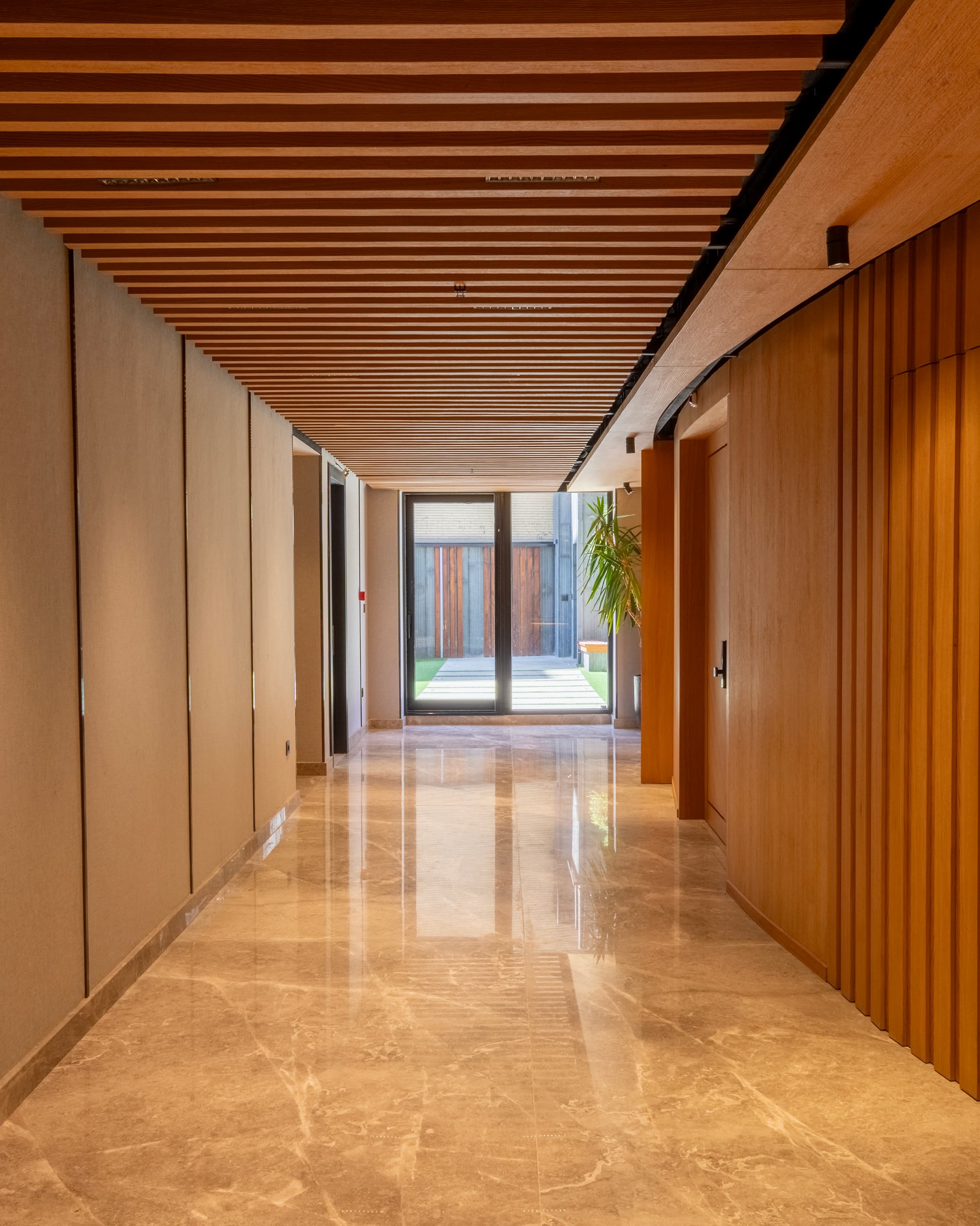 مبلمان چوبی سفارشی